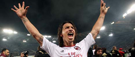 Zlatan jublar över Milans seger i den italienska fotbollsligan. Foto: Paolo Cito/Scanpix