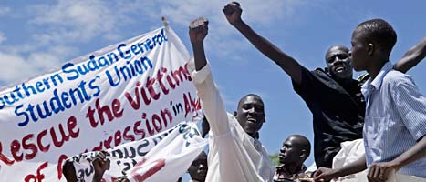 Folk i södra Sudan demonstrerar mot att soldater plundrat gränsstaden Abyei. Foto: Pete Müller/Scanpix.