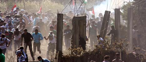 Demonstranterna flyr när Israels soldater sprutar tårgas på dem.
Foto: Bassem Tellawi/Scanpix