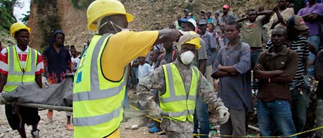 Räddningsarbetare bär bort en man som dödats i ett jordras i Haiti.
Foto: Dieu Nalio Chery/Scanpix