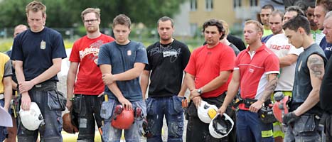 Byggarbetare i Frösunda var bland dem som höll en tyst minut för alla byggarbetare som dött i olyckor. Foto: Fredrik Sandberg/Scanpix
