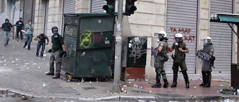 Demonstranter slogs mot poliser i Aten. protesterna mot sparplanerna blev våldsamma. Foto: Petros Giannakouris/Scanpix