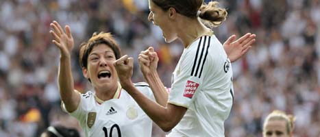 Tysklands Kerstin Gareferekes jublar över att ha gjort mästerskapets första mål. Till vänster jublar även lagkamraten Linda Bresonik. FOTO: Gero Breloer/SCANPIX