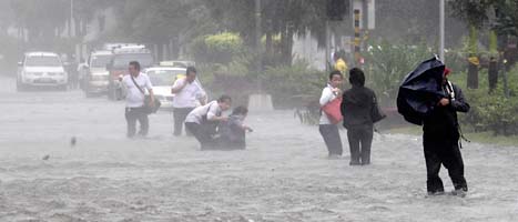 Storm i Filippinerna. Regnet vräker ner och vinden viner. Foto: Bullit Marquez/Scanpix