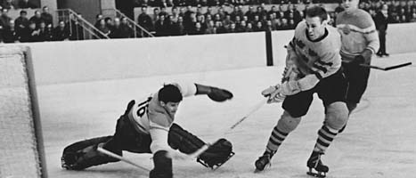 Sven Tumba gör mål i Tre Kronor år 1957. Foto: Scanpix