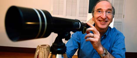 Saul Perlmutter är glad. Han har precis fått reda på att han fått Nobelpriset i fysik tillsammans med två forskarvänner. Foto: Paul Sakuma/Scanpix