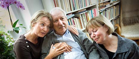 Tomas Tranströmer gratuleras av dottern Paula och hustrin Monica. Foto: Dan Hansson/SvD/Scanpix