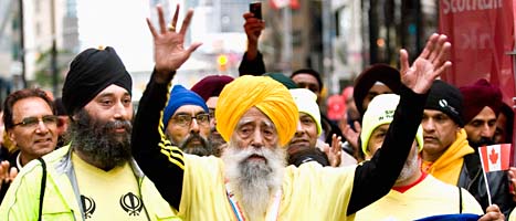 100-årige Fauja Singh sprang ett maratonlopp i Kanada. Foto: AP/Scanpix
