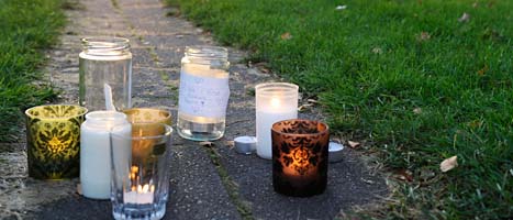 Människor har tänt ljus för den dödade 4-åringen i Ljungby.
Foto: Mikael Fritzon/Scanpix