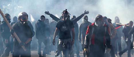 Protesterna i Grekland blev våldsamma. En del av demonstranterna var beväpnade och poliserna mötte dem med tårgas. Foto: Lefteris Pitarakis/Scanpix