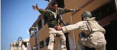 Glada libyer firar att Gaddafi är död. Foto: Manu Brabo/Scanpix