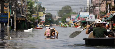 Nio miljoner människorna har drabbats av översvämningarna i Thailand.
Foto: Aron Favila/Scanpix