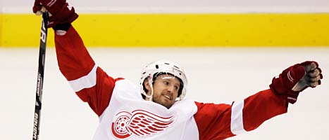 Niklas Kronwall är en av de bästa svenska ishockeyspelarna. Foto: Paul Connors/Scanpix