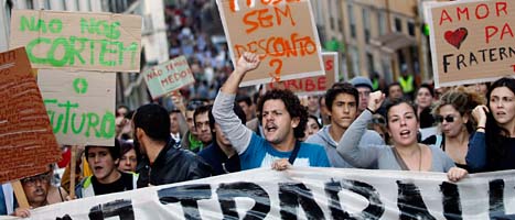 Folk i Portugal demonstrerar. Foto: Scanpix