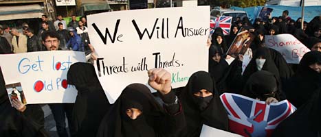 Människor i Iran demonstrerar mot Storbritannien. Foto: Vahid Salemi/Scanpix