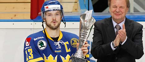 Lagkapten Niklas Persson håller i bucklan som Tre Kronor vann i Moskva i Ryssland. Foto: Ivan Sekretarev/AP/Scanpix