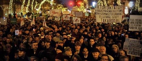 Ungrare demonstrerar mot landets nya grundlag. Foto. Bela Szandelszky/Scanpix.