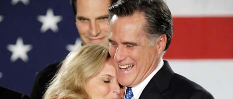 Mitt Romney får en kram av sin hustru. FOTO: Charlie Neibergall/SCANPIX