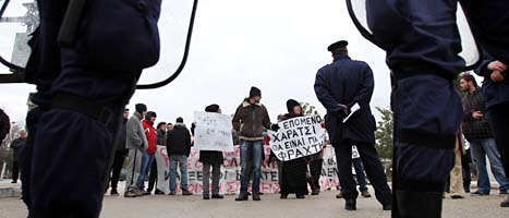 Grekerna protesterar mot regeringens nya sparkrav. FOTO: Nikolas Giakoumidis/SCANPIX