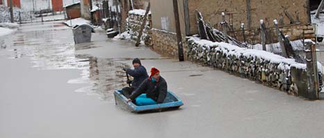 Alla skolor i Bulgarien hålls stängda på grund av kraftigt regn och stora översvämningar. Foto: AP/Scanpix