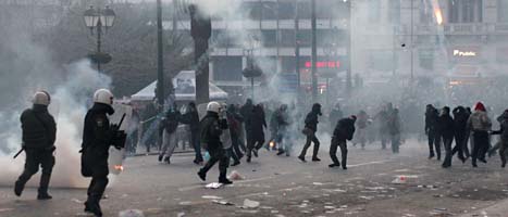 Demonstrationerna i Aten slutade i våldsamma bråk mellan poliser och demonstranter. Foto: Petros Giannakouris/Scanpix