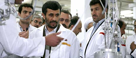 Irans president Mahmoud Ahmadinejad på besök i en fabrik som tillverkar kärnbränsle. FOTO: AP PHOTO/SCANPIX