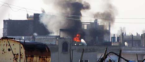 Massor av granater skjuts över staden Homs i Syrien. Foto: AP/Scanpix