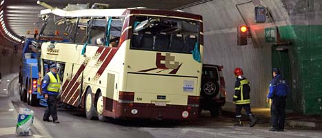 En bärgningsbil kör iväg bussen från tunneln efter olyckan. FOTO: Laurent Gillieron/SCANPIX