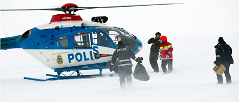 Poliserna samlar in rester av det störtade flygplanet. 
Foto: Roger Vikström/Scanpix