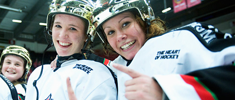 Glada Modo-tjejer firar SM-guldet i ishockey.
Foto: Maja Suslin/Scanpix