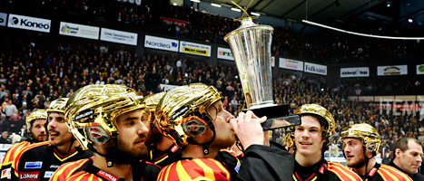 Brynäs spelare firar ännu ett SM-guld i ishockey. Foto: Pontus Lundahl/Scanpix