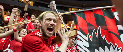 Hannes Öhman jublar över SM-guldet i innebandy. Foto: Drago Prulovic/Scanpix