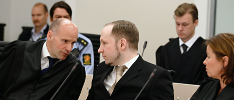 Anders Behring Breivik i rättssalen mellan sina försvarare.
Foto: Heiko Junge/Scanpix