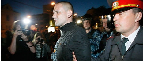 Ryska poliser i bråk med demonstranter i Moskva. Foto: Alexander Zemilianichenko/Scanpix