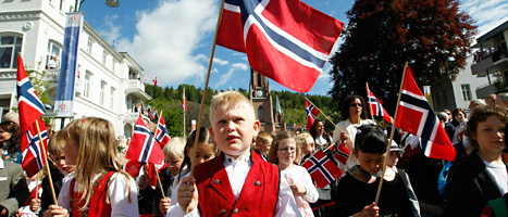 Norska skolbarn firar 17 maj. Foto: Lise Åserud/Scanpix