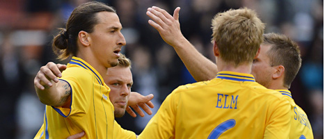 Svenskarna klappar om varandra efter mål mot Serbien. Foto: Anders Wiklund/Scanpix