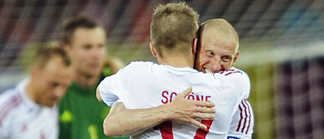 Danska spelare kramar om varandra efter bragdmatchen mot Holland.
Fotot: Manu Fernandez/Scanpix