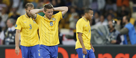 Sveriges spelare deppar sedan England gjort mål. Foto: Sergej Grits/Scanpix Foto: