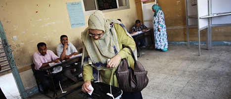 En kvinna röstar i presidentvalet i Egypten. Foto. Manu Brabo/Scanpix
