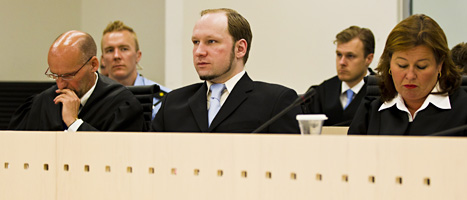 Anders Behring Breivik tillsammans med sina båda advokater i domstolen. Foto: Vegard Grött/Scanpix.