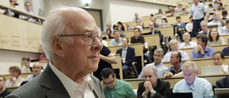 Peter Higgs på forskarmötet i Schweiz på onsdagen. FOTO: Denis Balibouse/SCANPIX