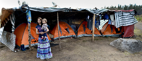 En av de bulgariska bärplockarna med sin son vid ett tältläger. FOTO: Pontus Lundahl/SCANPIX