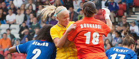 Caroline Seger kämpar om bollen mot Frankrike. Sverige förlorade matchen och åkte ur OS. FOTO: Chris Clark/SCANPIX