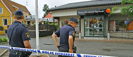 Poliserna har spärrat av platsen utanför banken i värmländska Töckfors. FOTO: Bengt Andersson/SCANPIX