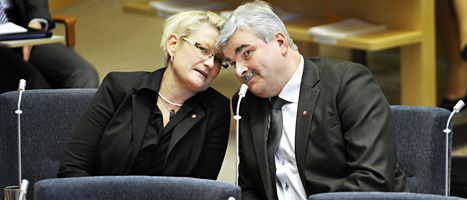 Carina Moberg pratar med Håkan Juholt inför partiledardebatten i riksdagen förra året. FOTO: Tomas Oneborg/SvD/SCANPIX