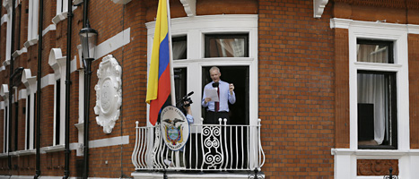 Julian Assange talar till folket utanför Ecuadors ambassad i London. FOTO: Kirsty Wigglesworth/SCANPIX