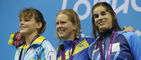 Maja Reichards, i mitten, vann guld i bröstsim i Paralympics. Foto: Lefteris Pitarakis/Scanpix.