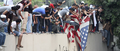 Demonstranter i Kairo protesterar mot USA utanför den amerikanska ambassaden. Foto: Mohammed Abu Zaid/AP/Scanpix