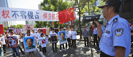 Kineser i staden Shanghai demonstrerar mot Japan. Foto: Eugene Hoshiko/Scanpix