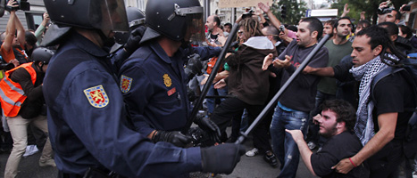 Poliser och demonstranter bråkade i Madrid i Spanien.
Foto: Daniel Ochoa de Olza/Scanpix.